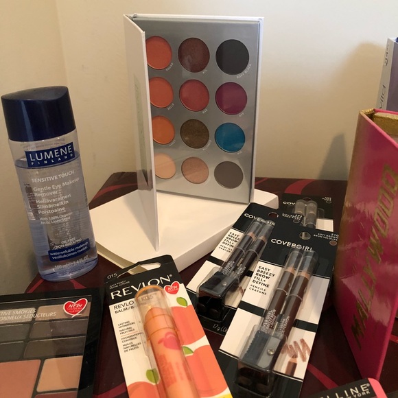 HUGE Makeup Bundle - Picture 5 of 5
